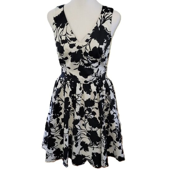Elle Fit & Flare Dress  Black White Flower Cross Back Lined Pockets Women's SZ 4 - Picture 1 of 14
